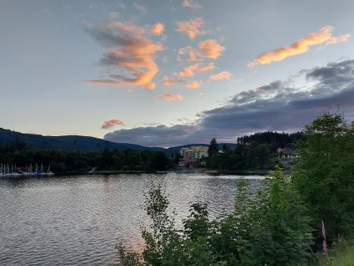 Blick vom See auf die Gemeinde 