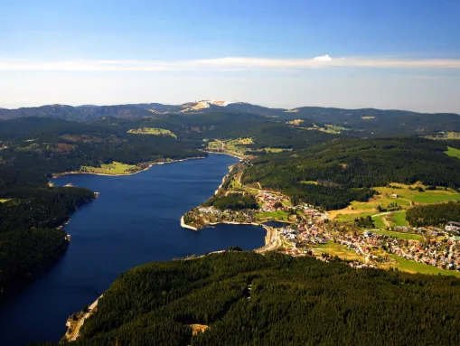 Luftbild vom See und der Gemeinde 