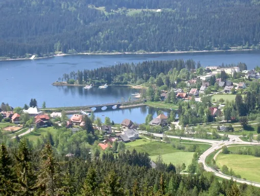 Malerisch am gleichnamigen Schluchsee gelegen