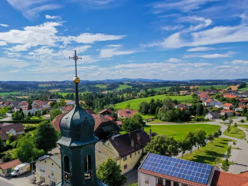 Luftaufnahme der Gemeinde Thyrnau. Im Vordergrund der markante Kirchturm der Kath. Pfarrkirche St. Franz Xaver 