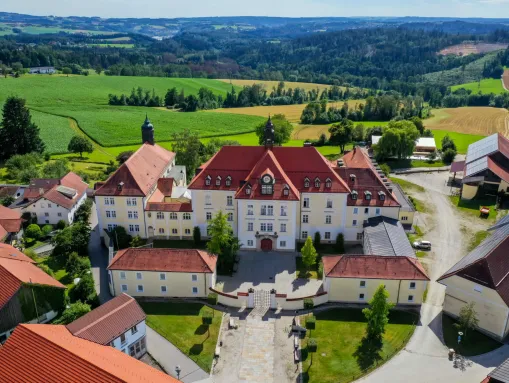 Blick auf das Kloster in Thyrnau, der ehemaligen fürstbischöflichen Sommerresidenz.