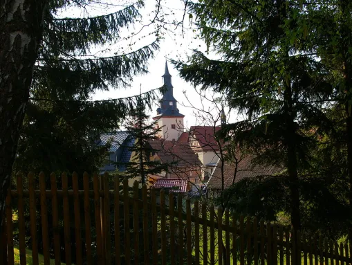 Blick zur Kirche in Uder