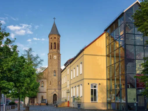 ... und das Heimatmuseum (gläsernes Gebäude)
