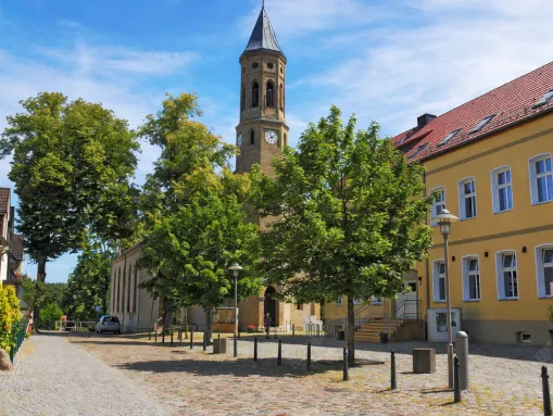 St.-Michael-Kirche in Woltersdorf, rechts die "Alte Schule"... 